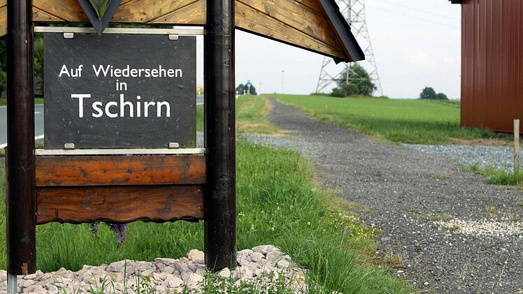 Der gemeindliche Weg vom Ortsrand zum Sportplatz soll mit einer Spritzasphaltdecke versehen werden, dies beschloss der Gemeinderat auf Antrag der AfT am Montag in seiner Sitzung.  Foto: Michael Wunder