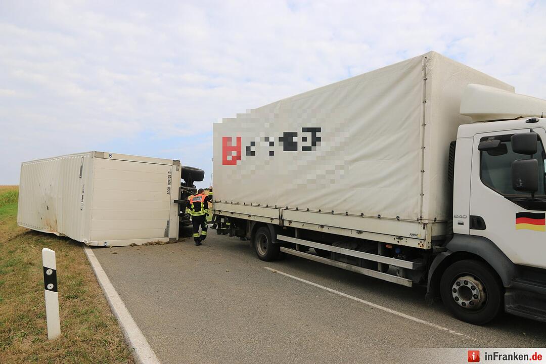 Biker verursacht Unfall: Anhänger kippt bei Scheßlitz um
