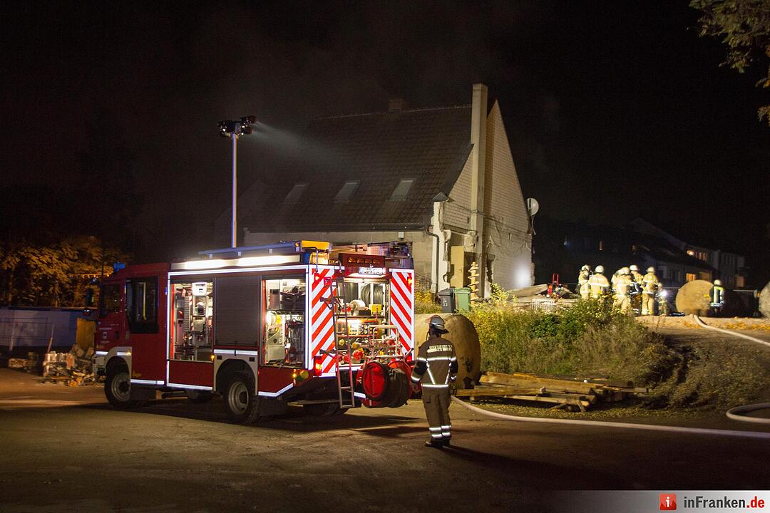 Dichter Qualm drang aus Abbruchhaus - Passanten verständigten die Feuerwehr