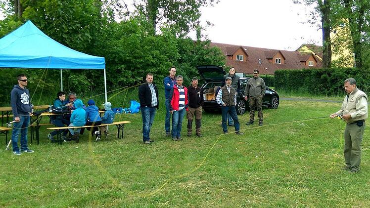 Der FV Bad Brückenau überstützt den Fischereiverband Unterfranken bei der Durchführung von Fliegenfischer-Lehrgängen. Hier instruiert Wolfgang Ebert einige Petrijünger, die diese edle Form des Fischens lernen möchten. Foto: Karlheinz Franz