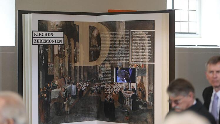 Übergroße Bücher erzählen in St. Moriz über die Reformation. Foto: Barbara Herbst