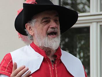 Bruno Eckert stellt sein Heimatspielkostüm zur Verfügung. Er zieht sich als Spieler und als Vorsitzender zurück.Heike Beudert