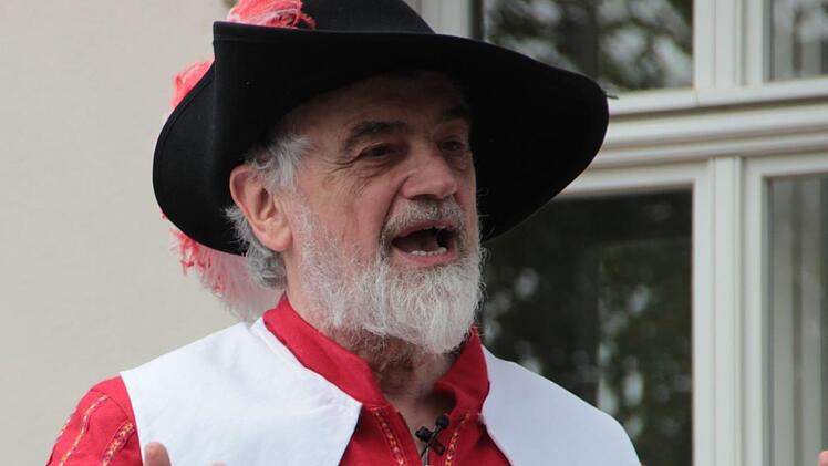 Bruno Eckert stellt sein Heimatspielkostüm zur Verfügung. Er zieht sich als Spieler und als Vorsitzender zurück.Heike Beudert