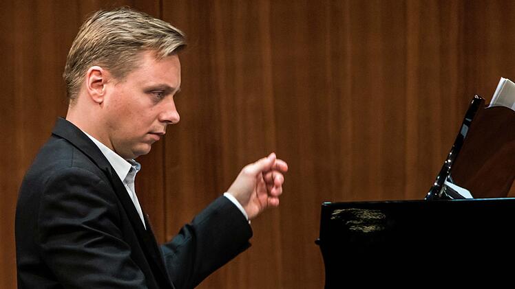 Mit einem Liederabend gastierte der international erfolgreiche Altus Matthias Rexroth bei der Coburger Gesellschaft der Musikfreunde. Am Klavier:: Marius Klubczuk.Jochen Berger