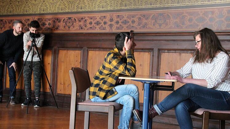 Die Proben für den Videodreh laufen schon. Hier proben die Jugendliche eine Szene in einer Ausländerbehörde. Fotos: Christoph Wiedemann