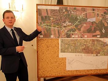 Ein Thema, das Bürgermeister Tobias Ehrlicher vor rund 75 Teilnehmern im Jagdschloss ansprach, war der Ausbau der St 2205. Dass sich dieser bis 2024 hinziehen soll, nannte Ehrlicher "nicht akzeptabel".Bettina Knautz