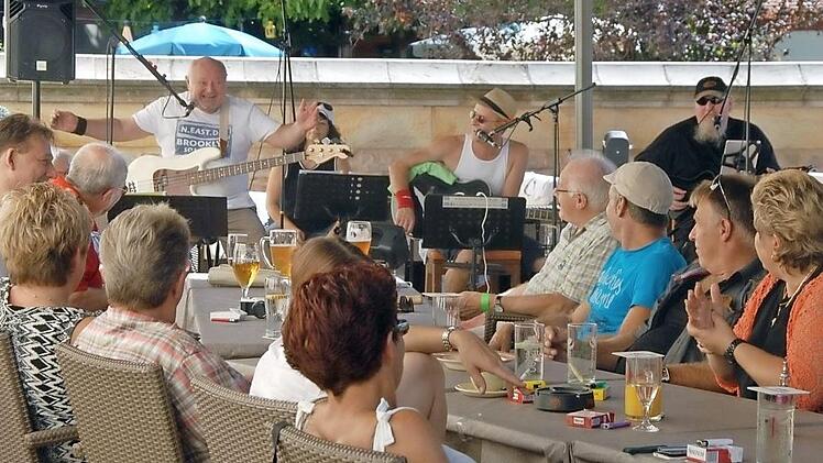 "RCR", die Erfinder des "Hockrock", spielen am Sonntag zum vorerst letzten Brunch auf der Ratskeller-Terrasse. Unser Foto ist von 2015.