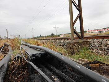 Seit Montag fahren die Züge auf der Bahnstrecke zwischen Nürnberg und Bamberg wieder planmäßig. Der Böschungsbrand legte am Wochenende den Zugverkehr lahm, weil Kabel für die Signaltechnik (Foto) oberirdisch verlaufen. Foto: Franziska Rieger