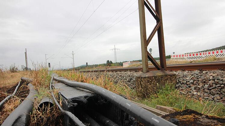 Seit Montag fahren die Züge auf der Bahnstrecke zwischen Nürnberg und Bamberg wieder planmäßig. Der Böschungsbrand legte am Wochenende den Zugverkehr lahm, weil Kabel für die Signaltechnik (Foto) oberirdisch verlaufen. Foto: Franziska Rieger
