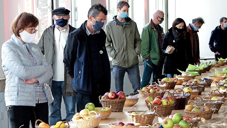 In der Frauengrundhalle konnten sich die Besucher ausgiebig über die verschiedenen Obstsorten informieren.