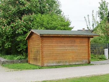 Unmittelbar an das Cafe Seebühne (rechts) anschließend wird auf dem LGS-Gelände durch die Stadt Kronach eine öffentliche WC-Anlage gebaut. Dahin sind es nur wenige Meter zum Kinderspielplatz und zur Seebühne.