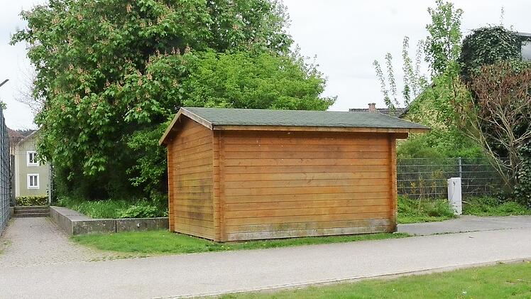 Unmittelbar an das Cafe Seebühne (rechts) anschließend wird auf dem LGS-Gelände durch die Stadt Kronach eine öffentliche WC-Anlage gebaut. Dahin sind es nur wenige Meter zum Kinderspielplatz und zur Seebühne.