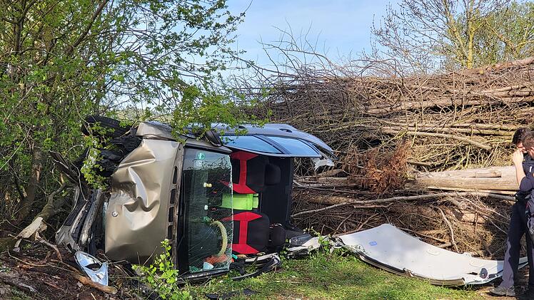 Auto kommt alleinbeteiligt von Fahrbahn ab: Ursache bislang unklar