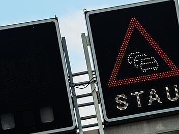 A3 bei Erlangen: Unfall mit Milit&auml;rkonvoi sorgt f&uuml;r massive Staus