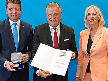 Der fr&uuml;here Landrat Klaus-Peter S&ouml;llner (Mitte) wurde mit der Kommunalen Verdienstmedaille in Gold ausgezeichnet. Mit im Bild Staatssekret&auml;r Sandro Kirchner und die Regierungspr&auml;sidentin von Unterfranken, Susanne Weizend&ouml;rfer. BayStMI/Danil L&ouml;b