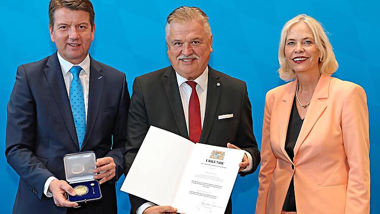 Der fr&uuml;here Landrat Klaus-Peter S&ouml;llner (Mitte) wurde mit der Kommunalen Verdienstmedaille in Gold ausgezeichnet. Mit im Bild Staatssekret&auml;r Sandro Kirchner und die Regierungspr&auml;sidentin von Unterfranken, Susanne Weizend&ouml;rfer. BayStMI/Danil L&ouml;b