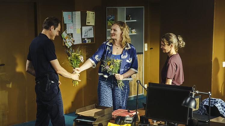 Emilia "Emmy" Rathgeber (Rosalie Thomass, Mitte) lernt ihre neuen Kollegen Felix Voss (Fabian Hinrichs) und Wanda Goldwasser (Eli Wasserscheid) kennen. Zeit f&uuml;r viel Gepl&auml;nkel bleibt ihnen nicht, es gibt eine Leiche im Rotlichtmilieu.