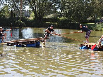 Als der Förtschwinder Stecher von einem Zettmannsdorfer vom Floß gestoßen wird, muss auch sein Ruderer mit baden gehen. Fotos: Sonja Werner