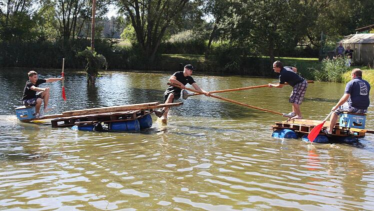Als der Förtschwinder Stecher von einem Zettmannsdorfer vom Floß gestoßen wird, muss auch sein Ruderer mit baden gehen. Fotos: Sonja Werner