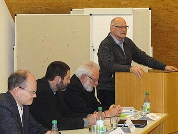 Sie wollen ein freundliches Klima für Asylbewerber schaffen, von links: Dieter Sauer (Amt für Soziales und Senioren), Jürgen Blechschmidt (Dekanat Rügheim), Eike Uhlich (Asylbeauftragter der Stadt Hofheim) und Wolfgang Borst (Bürgermeister der Stadt Hofheim). Foto: Johanna Eckert