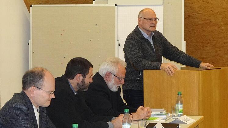 Sie wollen ein freundliches Klima für Asylbewerber schaffen, von links: Dieter Sauer (Amt für Soziales und Senioren), Jürgen Blechschmidt (Dekanat Rügheim), Eike Uhlich (Asylbeauftragter der Stadt Hofheim) und Wolfgang Borst (Bürgermeister der Stadt Hofheim). Foto: Johanna Eckert