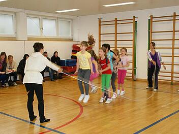 Einzeln oder in der Gruppe macht as Seilspringen Spaß und ist gesund.   Foto: Sabine Weinbeer