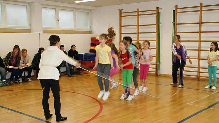 Einzeln oder in der Gruppe macht as Seilspringen Spaß und ist gesund.   Foto: Sabine Weinbeer