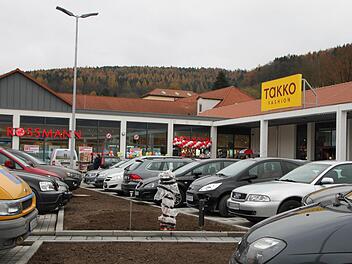 Der Andrang bei der Eröffnung des Fachmarktzentrums ist groß. Fotos: Ulrike Müller