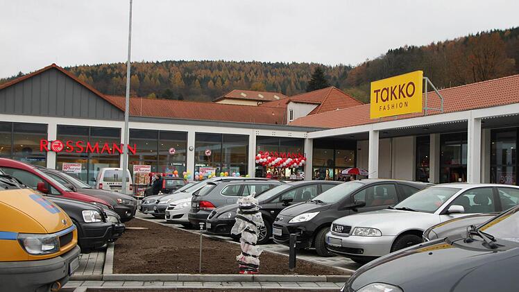 Der Andrang bei der Eröffnung des Fachmarktzentrums ist groß. Fotos: Ulrike Müller