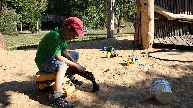 Die Spielplatz-Tester auf dem Euerdorfer Spielplatz. Foto: Ralf Ruppert