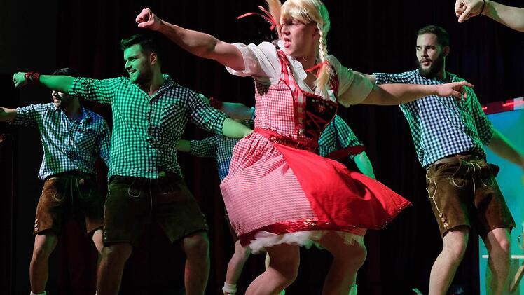 Das Männerballett "Hells Öwer" setzte zur Freude des Publikums seine Kraft in tänzerische Eleganz um.