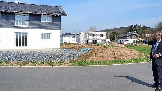 B&uuml;rgermeister Rainer Detsch zeigte das Baugebiet "Am Schmiedsberg" in Neukenroth, wo eine Infrastruktur und Stra&szlig;enerschlie&szlig;ung f&uuml;r 18 Bauwillige geschaffen wurde. Innerhalb von nur zwei Jahren sind fast die H&auml;lfte der Baupl&auml;tze bebaut worden.  Foto: Karl-Heinz Hofmann