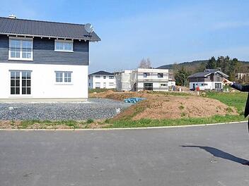 Bürgermeister Rainer Detsch zeigte das Baugebiet "Am Schmiedsberg" in Neukenroth, wo eine Infrastruktur und Straßenerschließung für 18 Bauwillige geschaffen wurde. Innerhalb von nur zwei Jahren sind fast die Hälfte der Bauplätze bebaut worden.  Foto: Karl-Heinz Hofmann