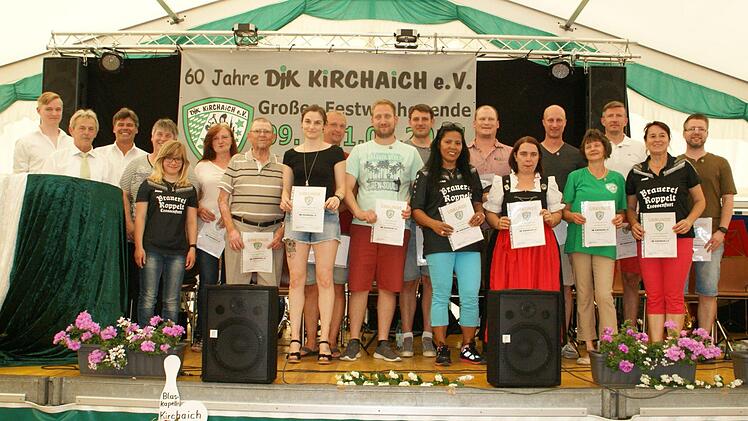 Für 25-jährige Mitgliedschaft zeichnete die DJK Kirchaich diese Frauen und Männer aus.