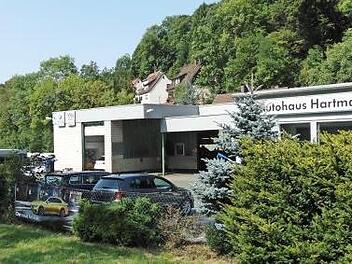 Die Halle (links) soll höher werden. Der Stadtrat will aber erst technische Fragen geklärt sehen. Foto: map