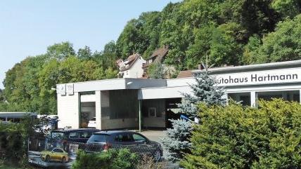 Die Halle (links) soll höher werden. Der Stadtrat will aber erst technische Fragen geklärt sehen. Foto: map