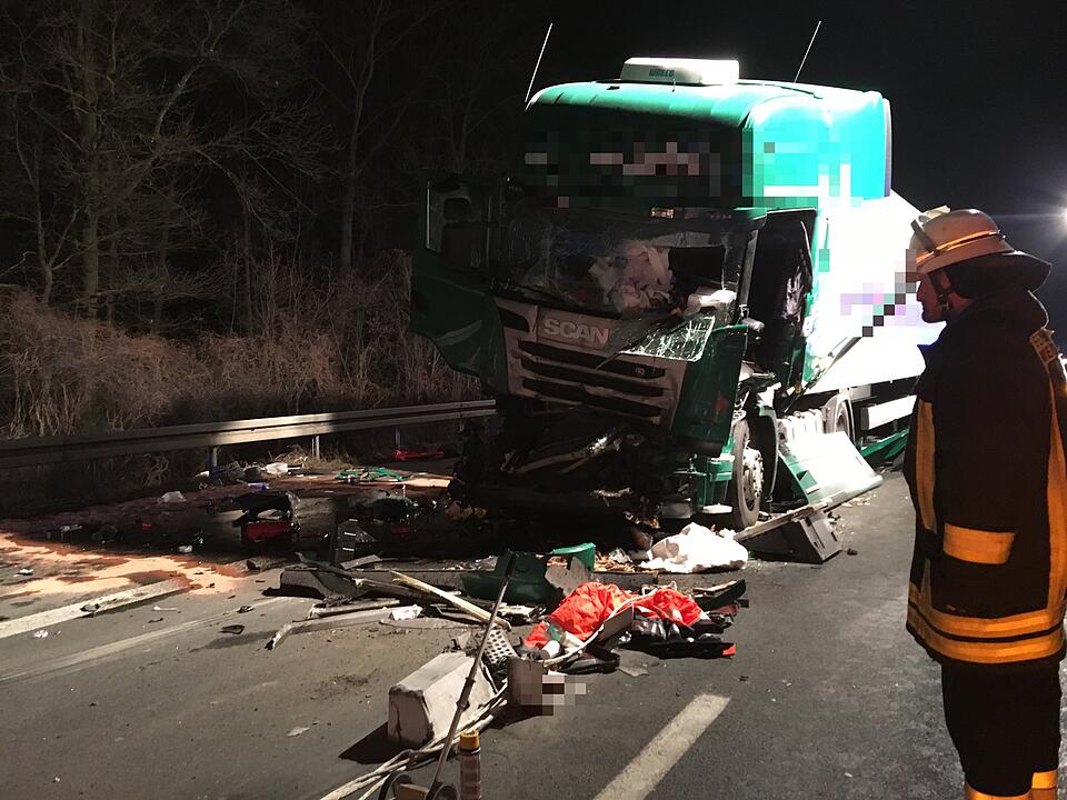 Zwei tödliche Unfälle auf der A3 in kurzer Zeit: Zwei Lkw rasen jeweils in Stauende