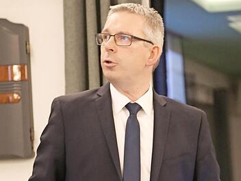 Bürgermeister Bernd Drummer bei seiner Präsentation Foto: Franz Galster