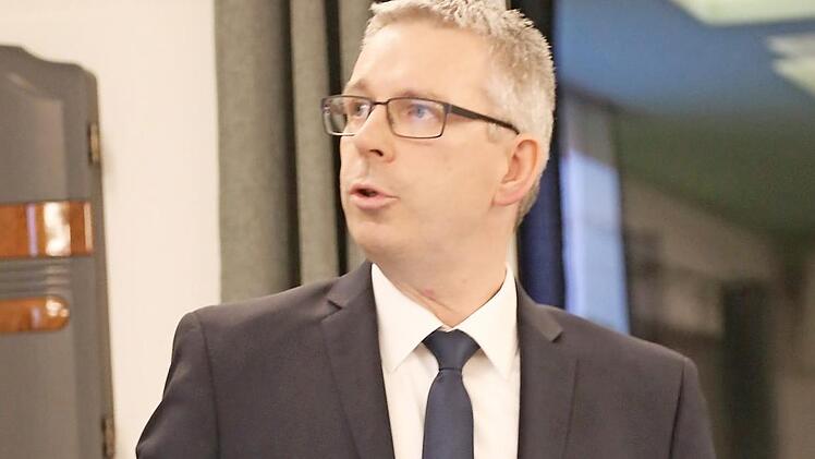 Bürgermeister Bernd Drummer bei seiner Präsentation Foto: Franz Galster