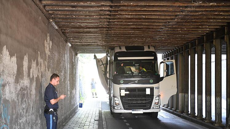 In der Unterführung in der Memmelsdorfer Straße in Bamberg ist ein Lkw steckengeblieben. Foto: Ronald Rinklef