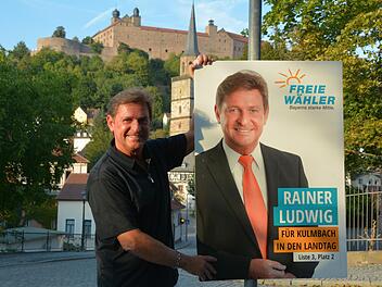 Rainer Ludwig packt im Wahlkampf überall mit an - auch beim Aufhängen der Plakate. Foto: Dagmar Besand