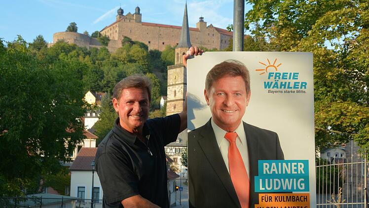 Rainer Ludwig packt im Wahlkampf überall mit an - auch beim Aufhängen der Plakate. Foto: Dagmar Besand