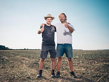 Die Landwirte Josef Nagel (mit Hut) und Jürgen Kern haben für den Erhalt der Äcker im Stadtwesten mit einer aufwendigen Kampagne erfolgreich geworben.  Foto: Alexandra Leucht