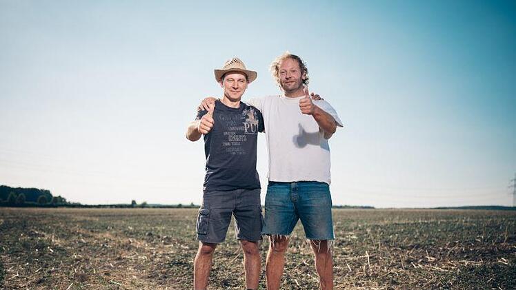 Die Landwirte Josef Nagel (mit Hut) und Jürgen Kern haben für den Erhalt der Äcker im Stadtwesten mit einer aufwendigen Kampagne erfolgreich geworben.  Foto: Alexandra Leucht