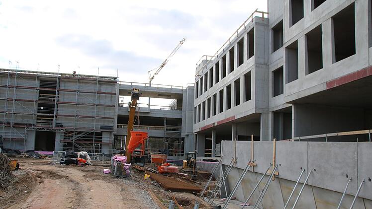 Links Klaster 2, rechts Klaster 4, dazwischen der künftige Eingangsbereich.Thomas Malz