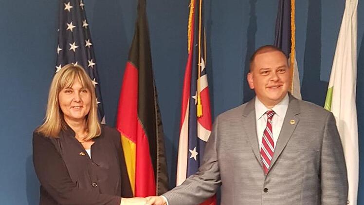 Zweite Bürgermeisterin Birgit Weber vertrat die Stadt Coburg bei der Partnerschaftsunterzeichnung mit Toledos Bürgermeister Wade Kapszukiewicz. Foto: Stadt Coburg
