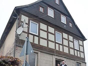 Bürgermeister Egon Herrmann macht sich mit Verwaltungsfachangestellter Tanja Renner ein Bild vom Fortgang der Entkernungsarbeiten zur Revitalisierung des Lernershauses.  Foto: Karl-Heinz Hofmann