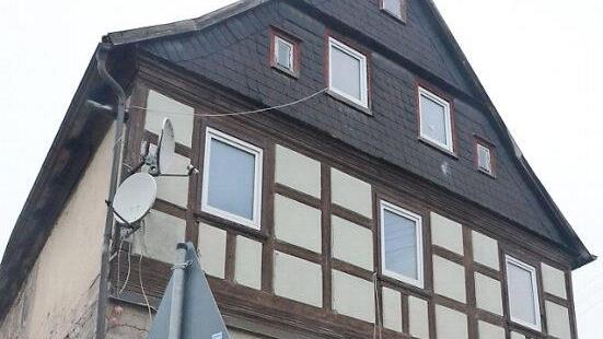 Bürgermeister Egon Herrmann macht sich mit Verwaltungsfachangestellter Tanja Renner ein Bild vom Fortgang der Entkernungsarbeiten zur Revitalisierung des Lernershauses.  Foto: Karl-Heinz Hofmann