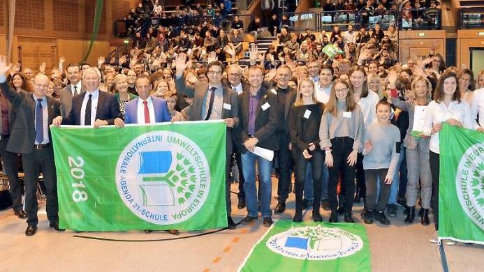 Biologie hautnah: Seit mehreren Jahren kümmern sich Schüler der Realschule Herzogenaurach um eine Aufforstungsfläche im Dohnwald (Foto oben). Die Weisendorfer Kita-Leiterin Sandra Ebersberger (Mitte linkes Foto) freut sich über die Auszeichnung, die Umweltminister Thorsten Glauber (l.) übergab. Aktionen und Projekte zum Thema Natur und Umwelt gehören auch bei der Grundschule Aurachtal dazu. Wie hier, als vor einigen Jahren die Jäger der Hegegemeinschaft Aurachtal den Kindern den heimischen Wa...