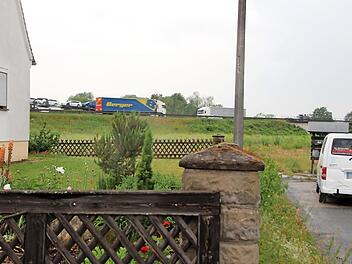 In Medbach rauscht der Autobahnverkehr zum Greifen nahe vorbei. Bald wird die A 3 hier hinter einem zehn Meter hohen Lärmschutz verschwinden.  Foto: Andreas Dorsch